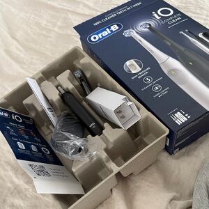 Oral B Electric Toothbrush NWT
